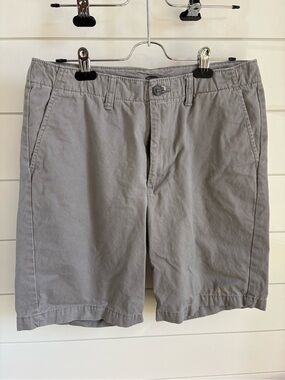 Old Navy Light Gray Flat-Front Cotton Chino Shorts size 32